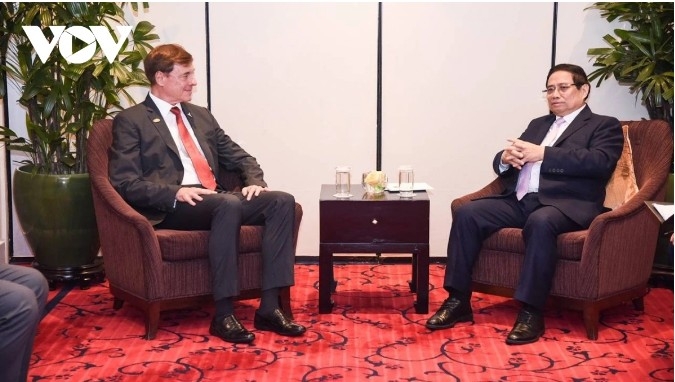 PM Pham Minh Chinh (R) receives Embraer Group's President and CEO Francisco Gomes Neto