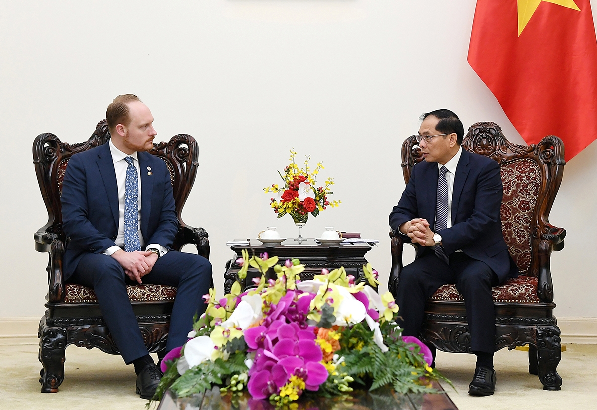 Deputy Prime Minister and Foreign Minister Bui Thanh Son (R) receives Aron Emilsson, chairman of the Committee on Foreign Affairs of the Swedish parliament, in Hanoi on March 3. (Photo: VGP)