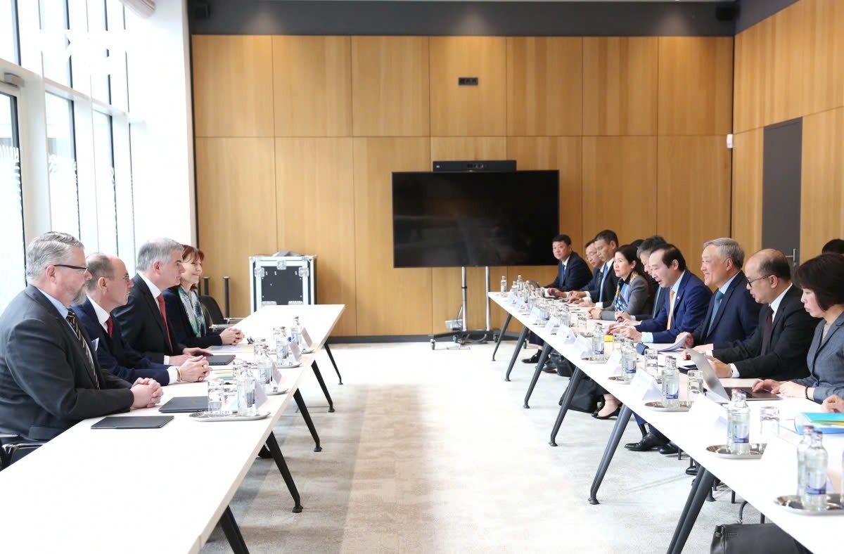 Deputy Prime Minister Nguyen Hoa Binh and Commission de Surveillance du Secteur Financier (CSSF) Director General Claude Marx discuss financial cooperation in Luxembourg on March 20