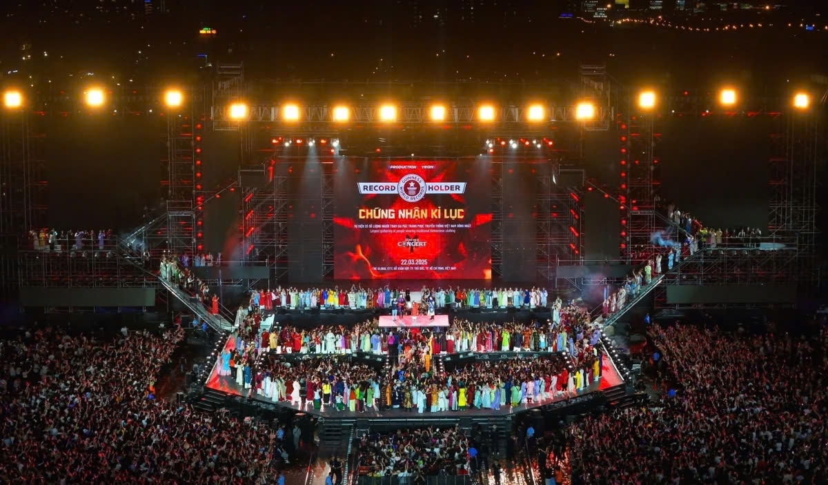 Concert 3 of Anh Trai Vượt Ngàn Chông Gai, a Vietnamese reality music show with the participation of male artists, has set a new world record for the largest gathering of people wearing traditional Vietnamese attire.