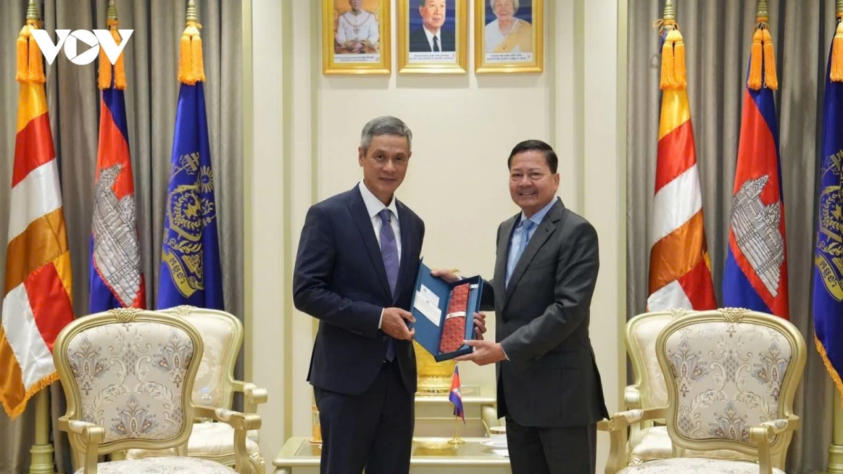 Cambodian Deputy Prime Minister Neth Savoeun receives Vietnamese Ambassador Nguyen Minh Vu in Phnom Penh on March 20.