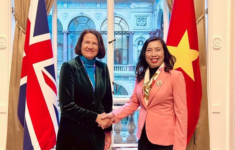 Deputy Minister of Foreign Affairs Le Thi Thu Hang (R) meets with Catherine West, Parliamentary Under-Secretary of State for the Indo-Pacific at the Foreign, Commonwealth &amp; Development Office.