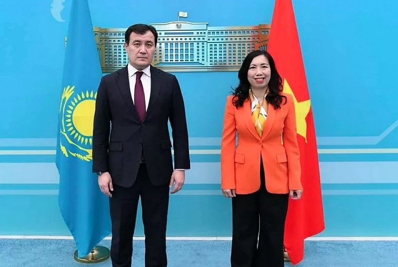 Deputy Minister of Foreign Affairs Le Thi Thu Hang (right) and her Kazakh counterpart A. Bakayev
(Photo: baoquocte.vm)