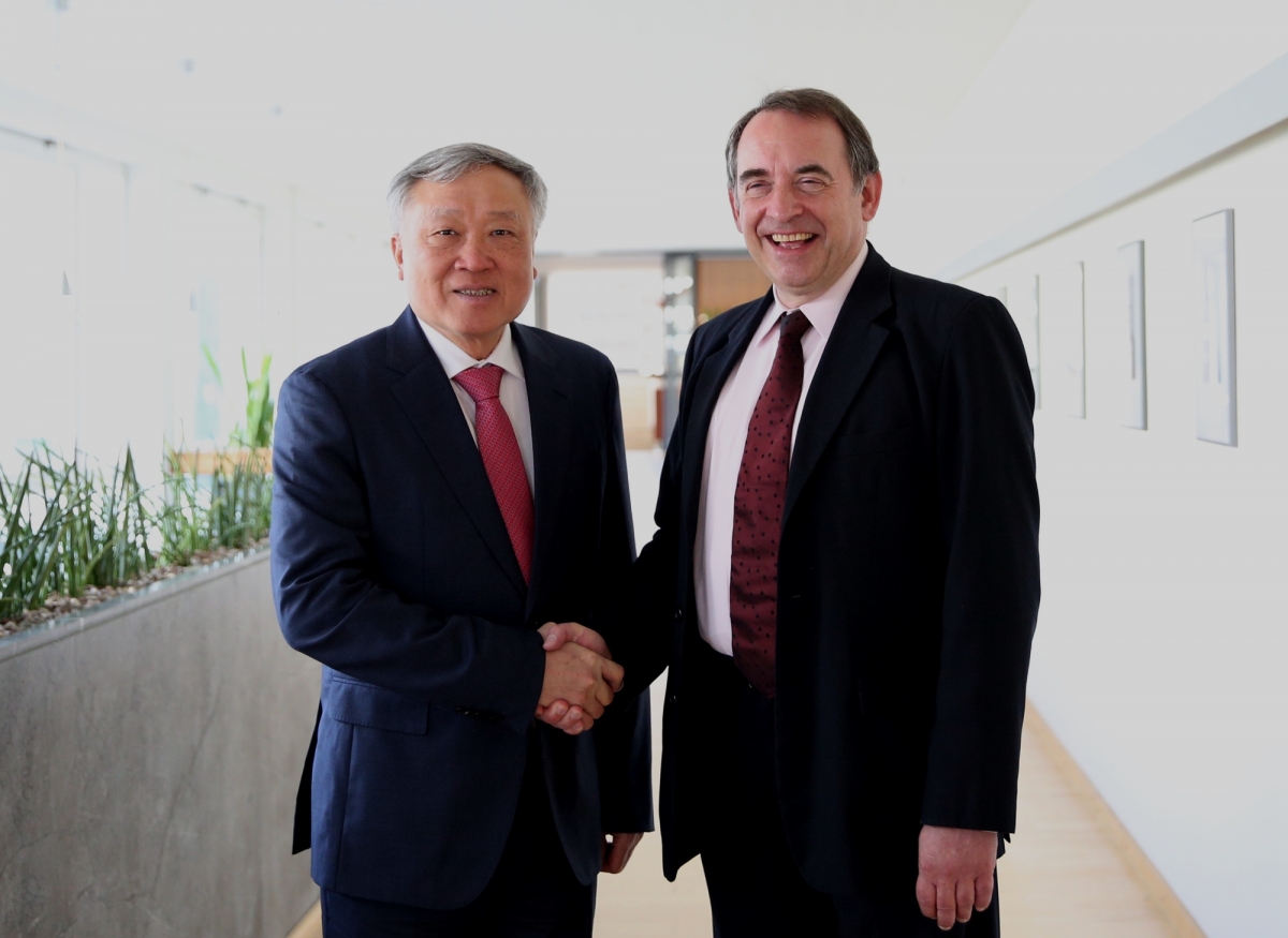Alexander Lorz (R), Minister of Finance of the State of Hessen, Germany, meets with visiting Vietnamese Deputy Prime Minister Nguyen Hoa Binh in Frankfurt on March 25. (Photo: VGP)