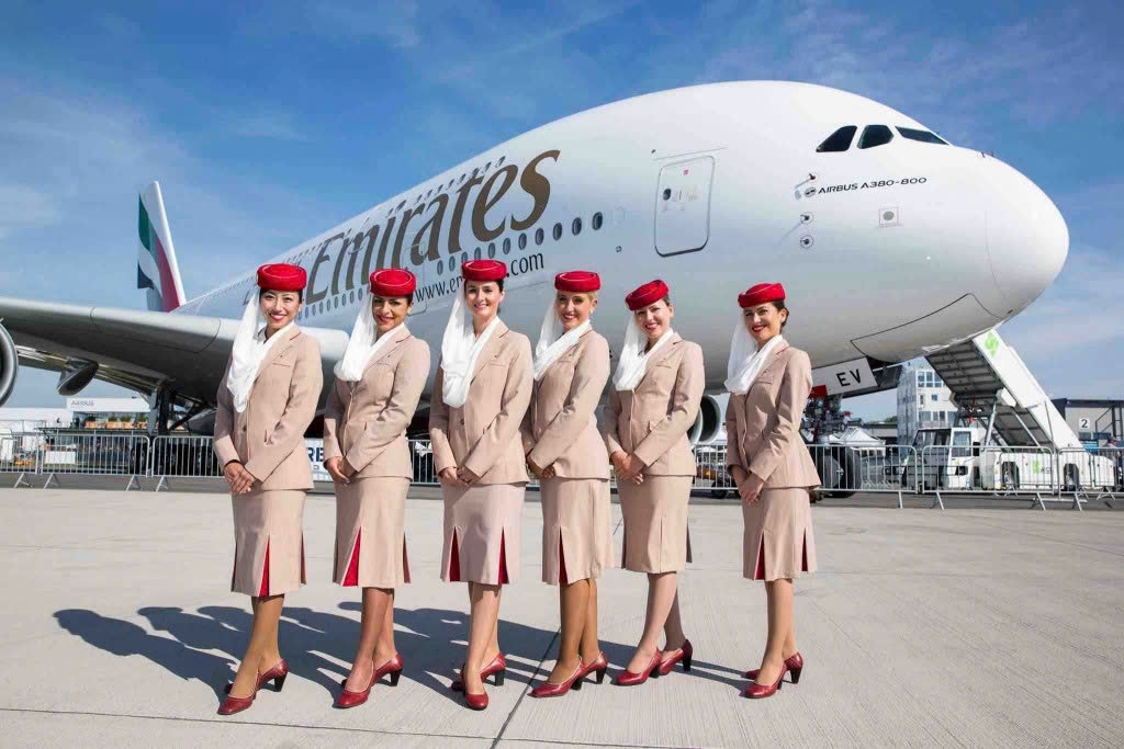 The crew members of Emirates ready for flights to Da Nang this summer. (Photo: Emirates)