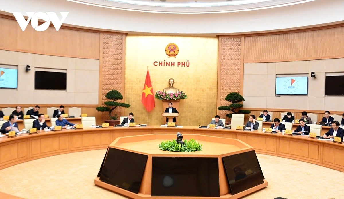 Prime Minister Pham Minh Chinh chairs a Government meeting to examine world situation and work out solutions to realise the 8% GDP growth target this year