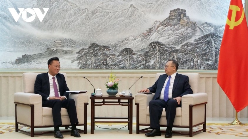 The Party Central Committee and Secretary of the Hung Yen ơrovincial Party Committee Nguyen Huu Nghia (left) meets with Liu Jianchao, head of the International Department of the Communist Party of China Central Committee