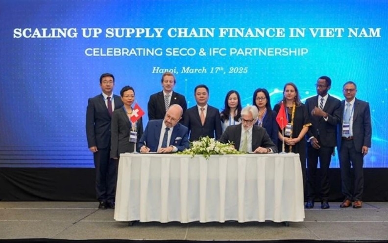 Swiss Ambassador to Vietnam Thomas Gass (left) and IFC Country Manager Thomas Jacobs sign the cooperation agreement for Phase 2 of the Vietnam Supply Chain Finance Programme. (Photo courtesy of IFC)