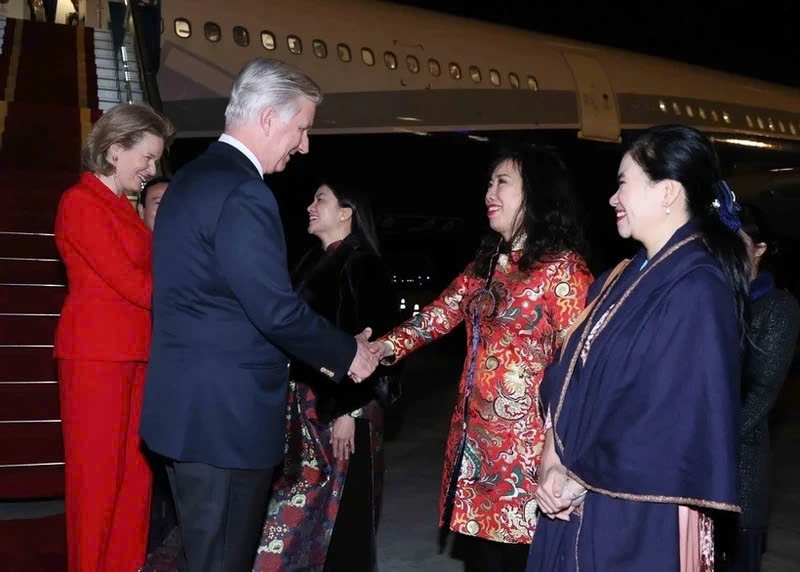 Vietnamese Deputy Foreign Minister Le Thi Thu Hang welcomes King Philippe and Queen Mathilde of Belgium upon their arrival at Noi Bai International Airport on March 31 morning for a State visit to Vietnam at the invitation of President Luong Cuong. (Photo: VNA).