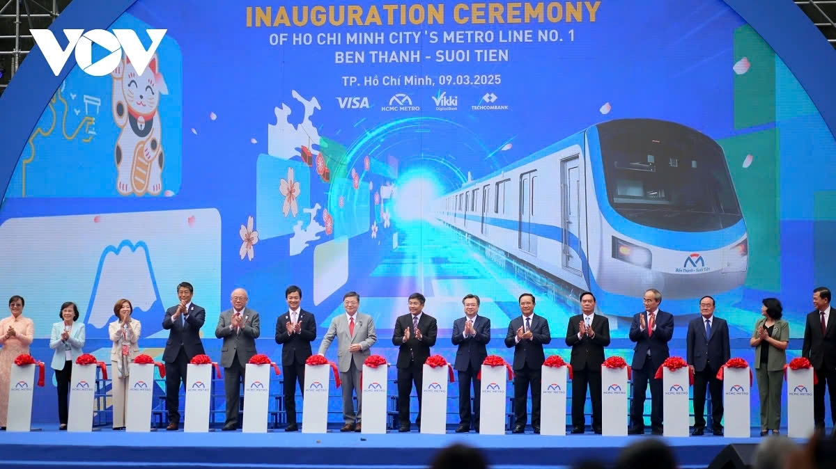 Leaders of Vietnam and Japan cut the red ribbom inaugurating the Metro Line No.1 in HCM City