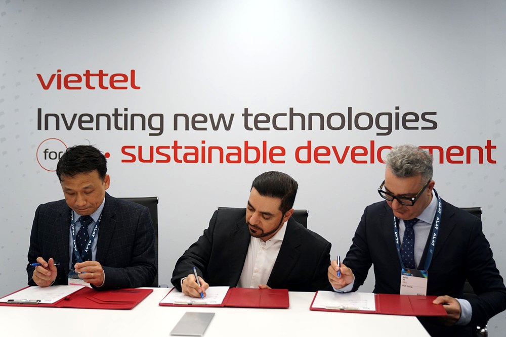 Representatives from Viettel High Technology Industries Corporation, Emirates Integrated Telecommunications Company, and High Cloud Technologies Group sign the tripartite agrement at the Mobile World Congress (MWC) Barcelona 2025. (Photo: Viettel)