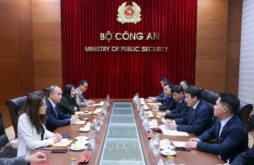 The meeting between Minister of Public Security Gen. Luong Tam Quang and Choo Pin Ang, Managing Director of Government and Corporate Affairs for FedEx in Asia, Middle East, and Africa and Chairman of the Travel and Tourism Committee of the USABC, in Hanoi on March 17
