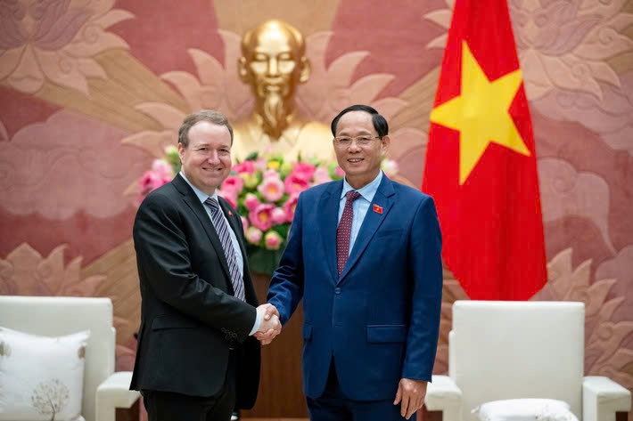 Vice Chairman of the National Assembly Tran Quang Phuong (R) shaking hands with Michael Aastrup Jensen, chairman of the Foreign Policy Committee of the Danish Parliament, ahead of their meeting in Hanoi on March 3. (Photo: quochoi.vn)