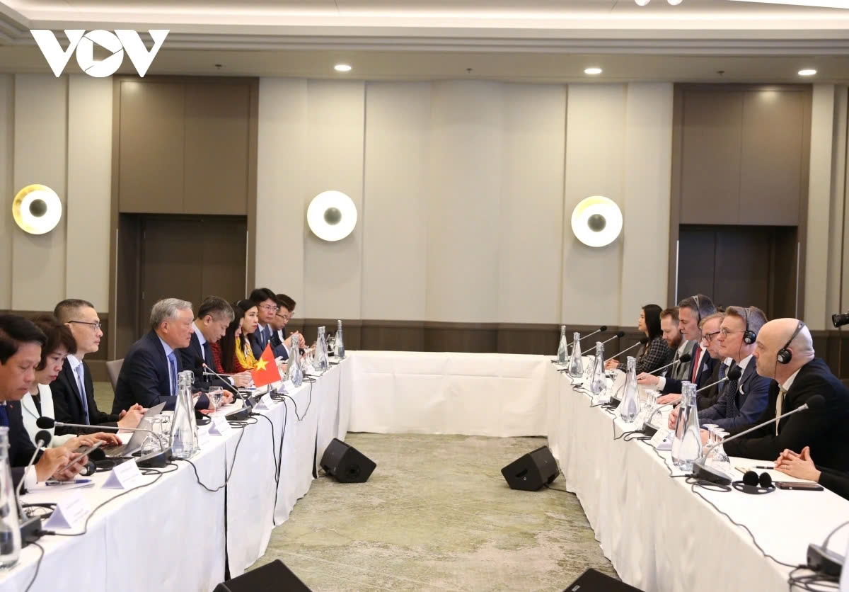 Deputy Prime Minister Nguyen Hoa Binh and leaders of the World Alliance of International Financial Centers (WAIFC) and leading German financial enterprises discuss the possibility of cooperation in developing international financial centres in Vietnam, during Binh's working trip to Germany on March 23-24.