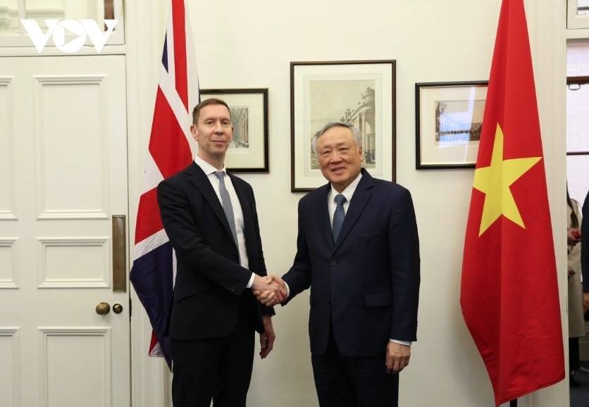 Deputy PM Nguyen Hoa Binh and Financial Secretary to the Treasury Lord Livermore
