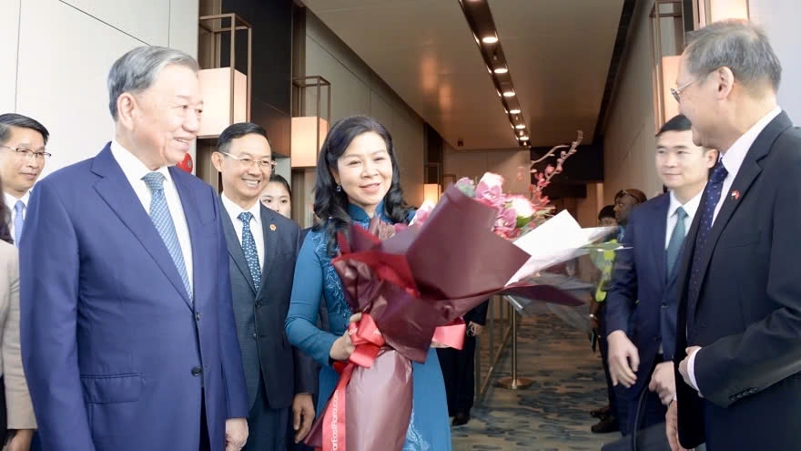 Party General Secretary To Lam and his spouse arrive at Changi Airport, beginning an official visit to Singapore from March 11-13.