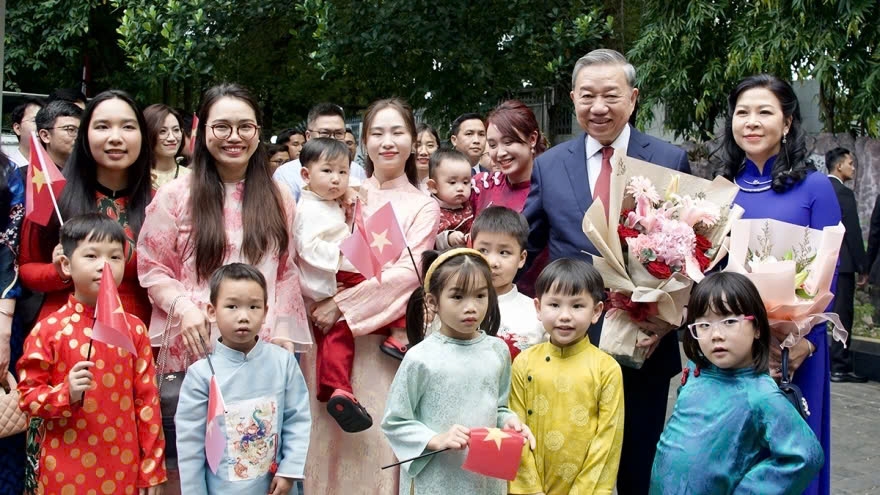 Party General Secretary To Lam meets with representatives of the Vietnamese community in Indonesia on March 9 as part of his ongoing state visit to Indonesia.