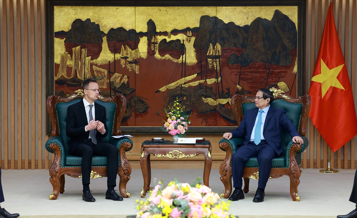 Vietnamese Prime Minister Pham Minh Chinh (R) receives Hungarian Minister of Foreign Affairs and Trade Peter Szijjarto in Hanoi on March 19. (Photo: VGP)