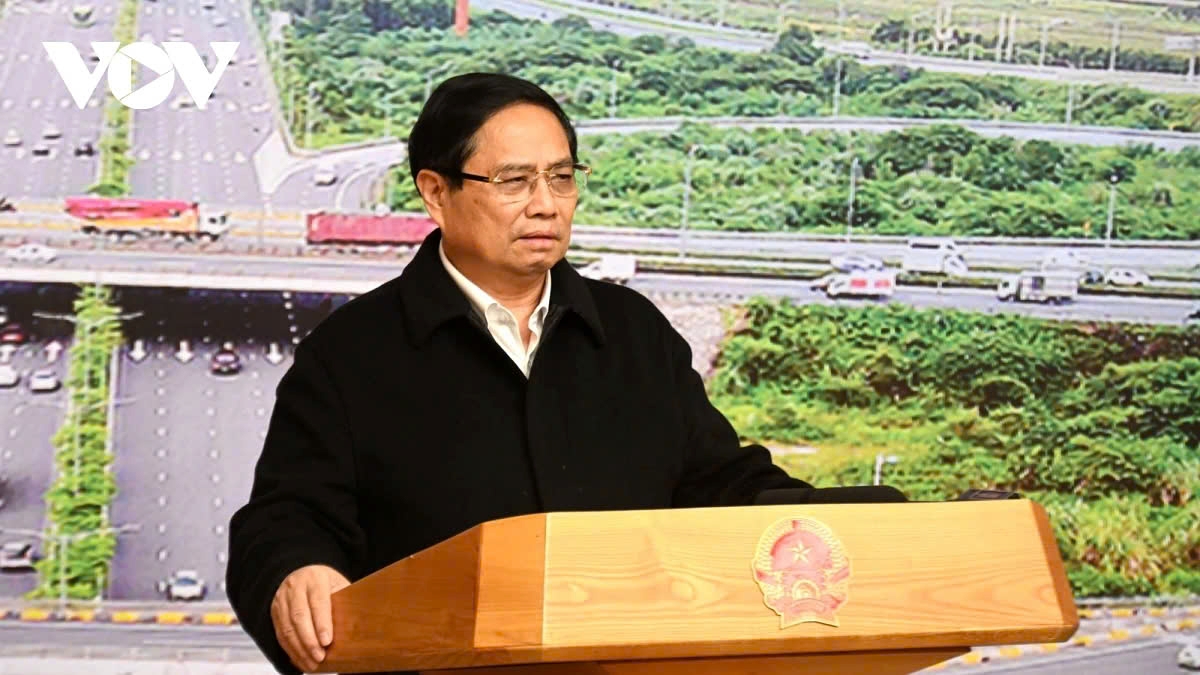 Prime Minister Pham Minh Chinh requests accelerating key infrastructure construction projects, including expressway, coastal road, airport and seaport projects, to support the 8% GDP growth goal.
