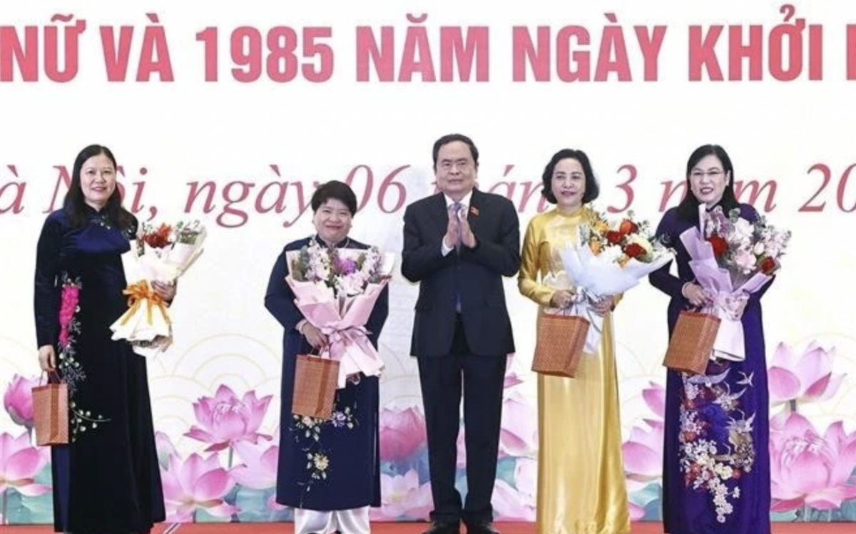 National Assembly Chairman Tran Thanh Man presents flowers and gifts to female NA deputies and officials on the occasion of the Vietnamese Women's Day. (Photo: VNA)