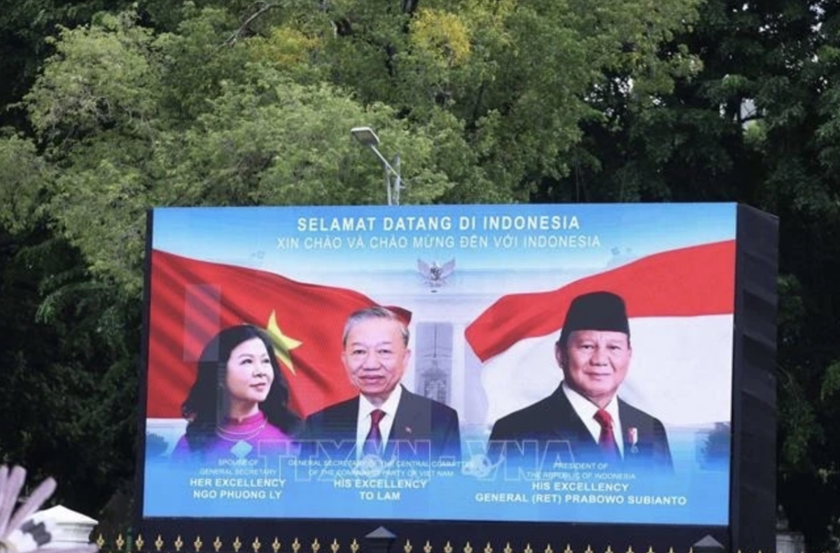 A poster on the state visit to Indonesia by Vietnamese Party General Secretary To Lam (centre) and his spouse (Photo: VNA)