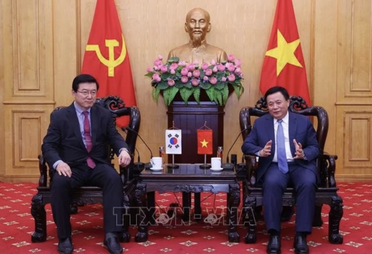 Politburo member Nguyen Xuan Thang (R) and Prof. Young-Sup Joo (Photo: VNA)