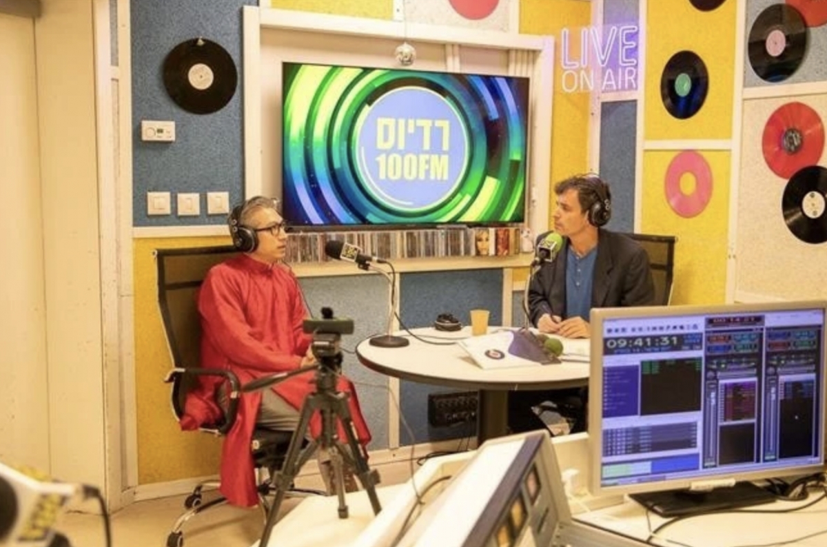 Vietnamese Ambassador to Israel Ly Duc Trung (left) has a talk live broadcast on Israel's FM 100 radio on March 14. (Photo: VNA)