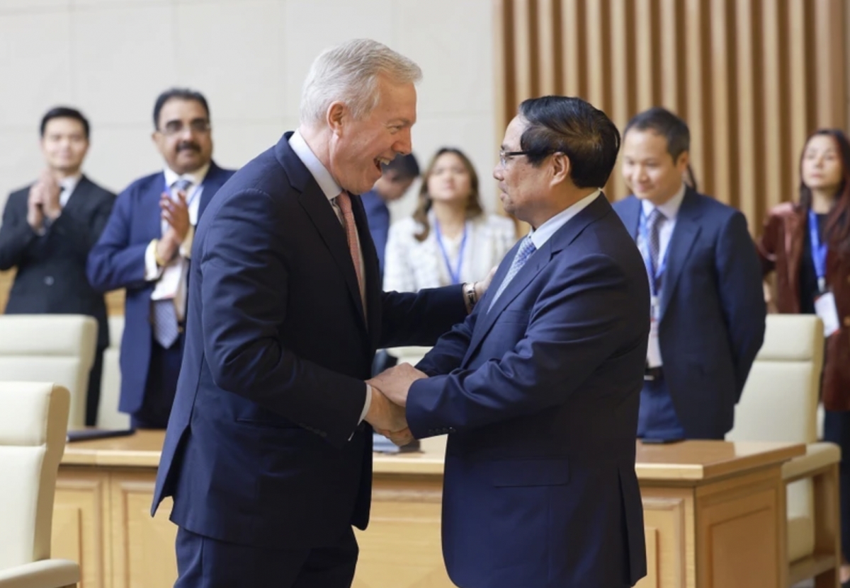 PM Pham Minh Chinh (R) welcomes USABC delegation (Photo: VNA)