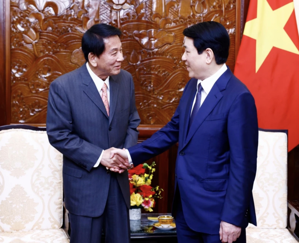 State President Luong Cuong (right) welcomes former Special Ambassador for Vietnam – Japan Sugi Ryotaro in Hanoi on March 20. (Photo: VNA)
