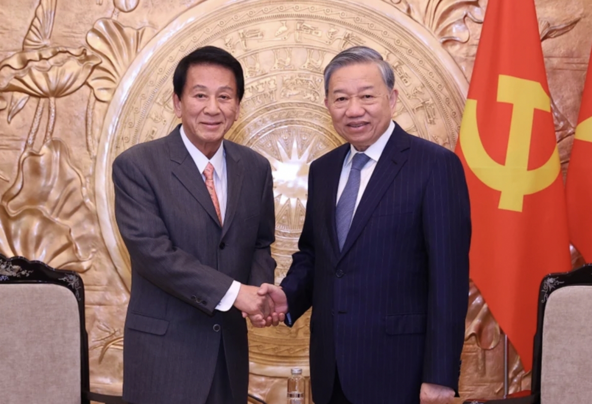 Party General Secretary To Lam (right) receives former Special Ambassador for Vietnam-Japan Sugi Ryotaro on March 20. (Photo: VNA)