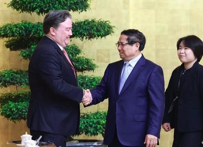 Prime Minister Pham Minh Chinh (centre) shakes hands with US Ambassador to Vietnam Marc Evans Knapper. (Photo: VNA)