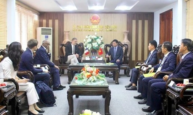 A delegation from the French Embassy pays a courtesy meeting to Dien Bien province. (Photo: VNA)