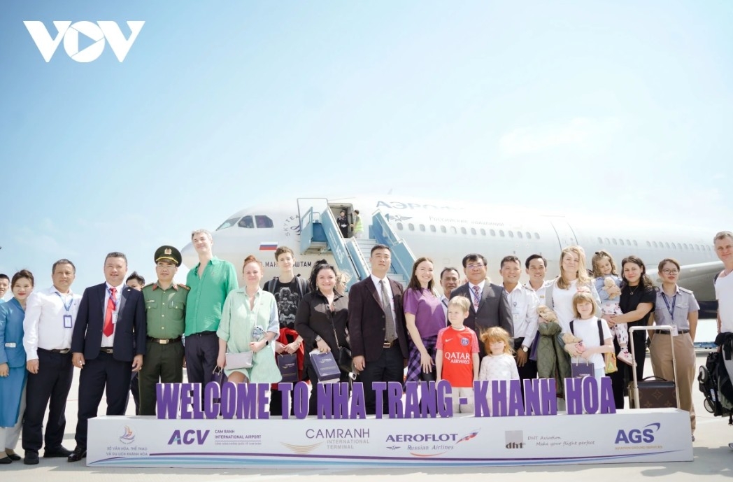 Leaders of the Khanh Hoa Department of Culture, Sports and Tourism welcome Russian tourists at Can Ranh International Airport