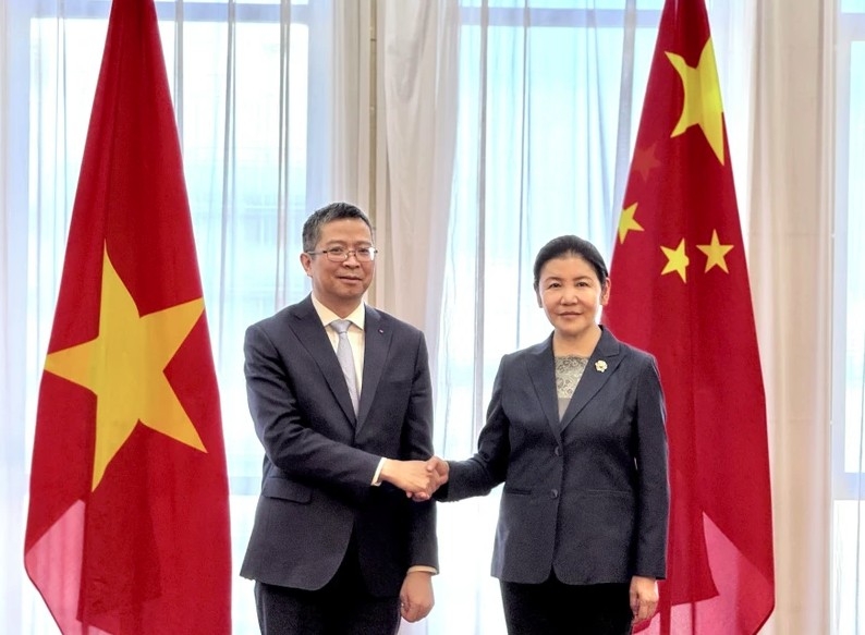 Vietnamese Ambassador to China Pham Thanh Binh (left) pays a courtesy call to Chinese Minister of Justice He Rong on March 19. (Source: VNA)