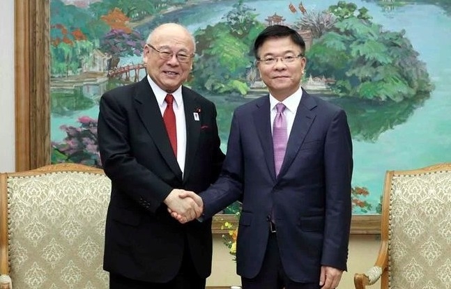 Deputy Prime Minister Le Thanh Long (R) receives Takebe Tsutomu, Special Advisor of the Japan-Vietnam Parliamentary Friendship Alliance (Photo: VNA)