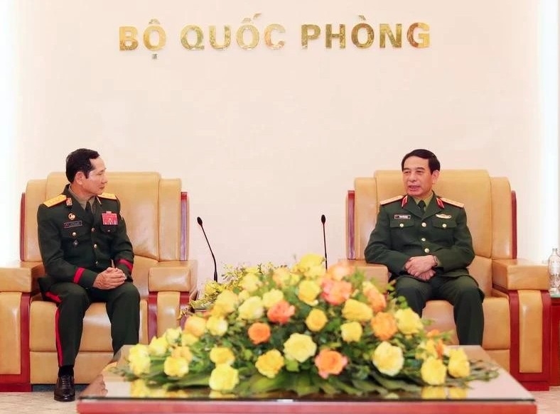 Minister of National Defence General Phan Van Giang receives Lieutenant General Saichay Kommasith, Deputy Minister of National Defence and Chief of the General Staff of the Lao People's Army on March 5. (Photo: VNA)