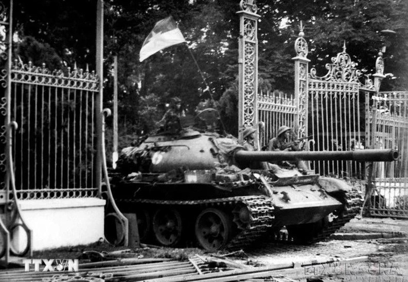 A tank of the Tank - Armored Force No. 203, Division 304, Army Corps No. 2 enters the Independence Palace on April 30, 1975. (Photo: VNA)
