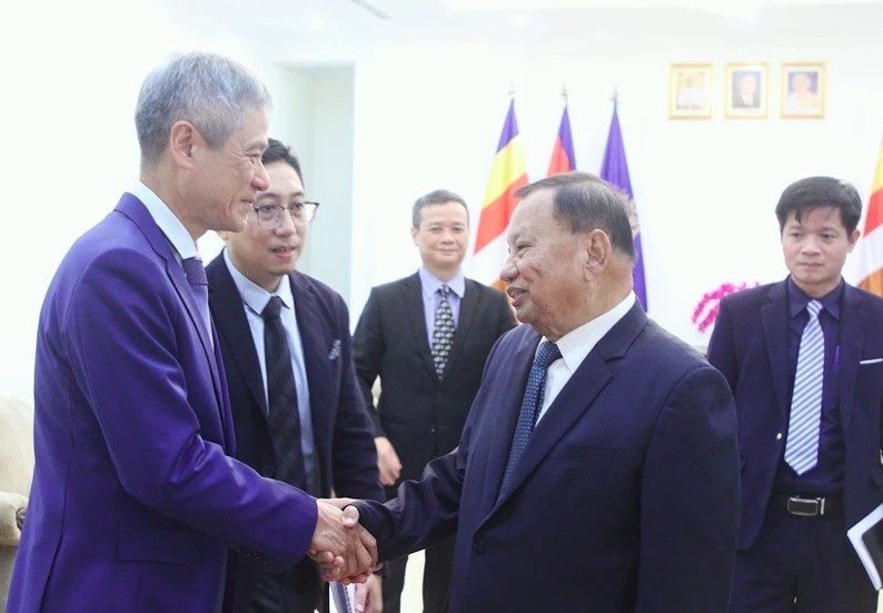 Samdech Say Chhum, Vice President of the Cambodian People's Party (CPP) and Standing Head of the CPP Permanent Committee (R), welcomes Vietnamese Ambassador Nguyen Minh Vu on March 18. (Photo: VNA)