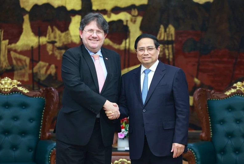 Prime Minister Pham Minh Chinh (R) welcomes Austrian Ambassador to Vietnam Philipp Agathonos in Hanoi on March 26 evening. (Photo: VNA)