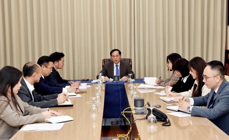 Vietnamese Deputy Prime Minister and Minister of Foreign Bui Thanh Son (centre) holds phone talks with Minister of Foreign Affairs of the Republic of Korea Cho Tae-yul on March 18. (Photo: VNA)