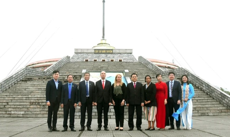 A high-level delegation from the Cuban Workers Centre led by Cuban Ambassador to Vietnam Rogelio Polanco Fuentes visits Quang Tri province. (Photo: VNA)