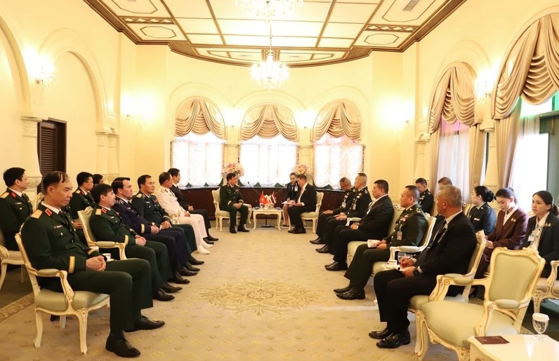 Sen. Lieut. Gen. Hoang Xuan Chien meets with Thai Deputy Prime Minister and Defence Minister Phumtham Wechayachai. (Photo: VNA)