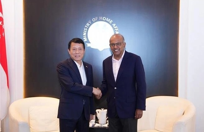 Vietnamese Minister of Public Security General Luong Tam Quang (left) and Singaporean Minister for Home Affairs K. Shanmugam at their talks in the city state on March 13 (Photo: VNA)