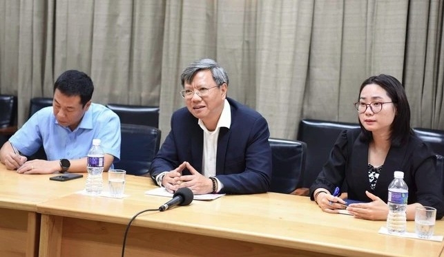 Vietnamese Ambassador to Cuba Le Quang Long (C) speaks at the meeting. (Photo: VNA)