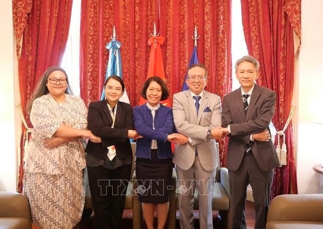 Vietnamese Ambassador Ngo Minh Nguyet (middle) poses for a photo with delegates at the event. (Photo: VNA)