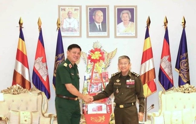 Lieutenant General Nguyen Truong Thang (left), Commander of Military Region 7, extends Choul Chnam Thmey greetings to Cambodia’s Ministry of National Defence. (Photo: VNA)