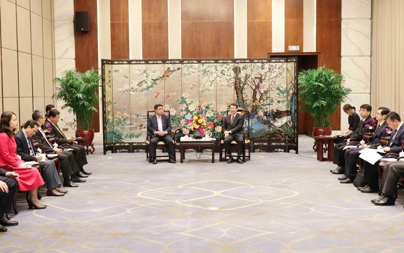 Deputy PM Nguyen Chi Dung (L) and Guangdong Executive Vice Governor Zhang Hu (Photo: VNA)