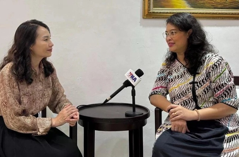 Assoc. Prof., Ph.D Dinna Prapto Raharja, Senior Policy Advisor at the Synergy Policies Research and Training Institute of Indonesia (R) talks to the Vietnam News Agency's correspondent in Jakarta. (Photo: VNA)