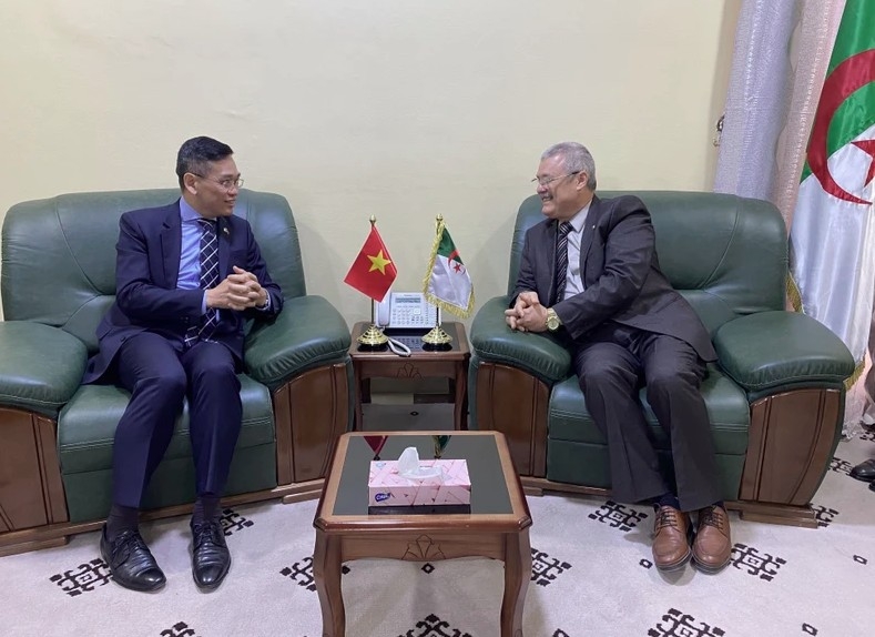 Vietnamese Ambassador to Algeria Tran Quoc Khanh at the meeting with Touggourt Governor Othmane Abdelaziz (Photo: VNA)