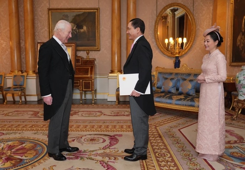 Vietnamese Ambassador to the UK Do Minh Hung presents his credentials to King Charles III. (Photo: Royal Household of the UK)